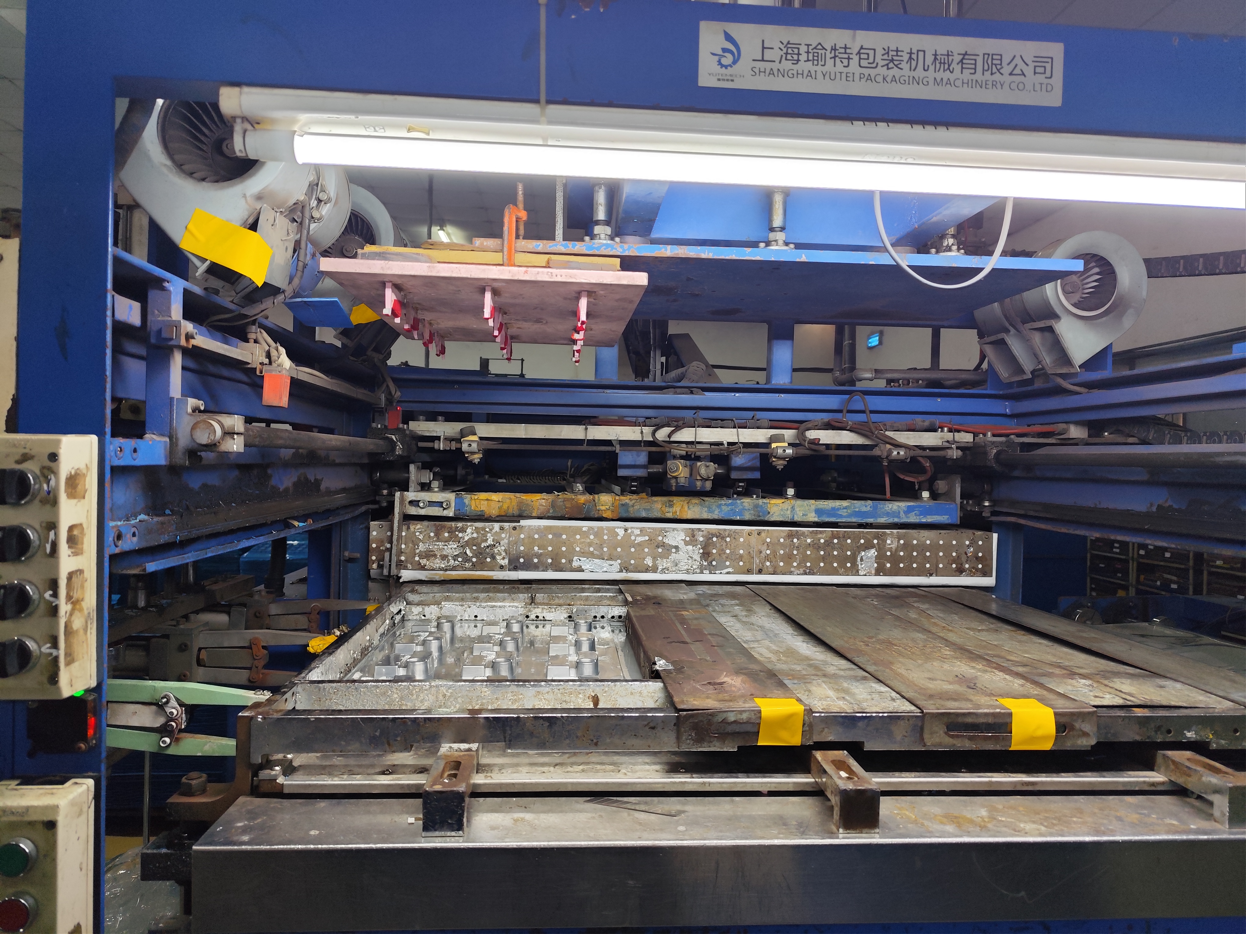 Injection blowing machine.jpg